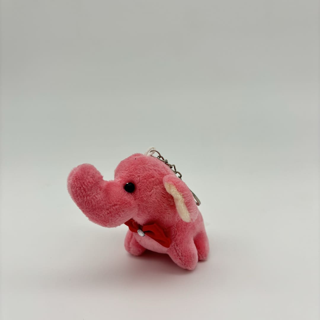 Chaveiro de pelúcia de elefante rosa pink com laço vermelho